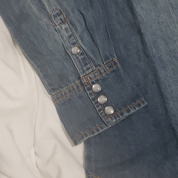 New boutique Denim shirt - Picture 7 of 13